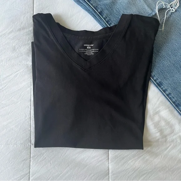 Patagonia Black Vneck Women Short Sleeve Size Medium - Picture 1 of 4